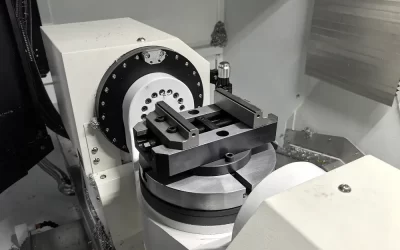 The 5-axis CNC machining center is currently in standby mode.